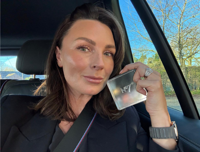 NIC CHAPMAN'S TOP TIPS Nic Chapman, No7’s Makeup Artist Ambassador, shares her tried and tested tips for applying makeup in the cab.